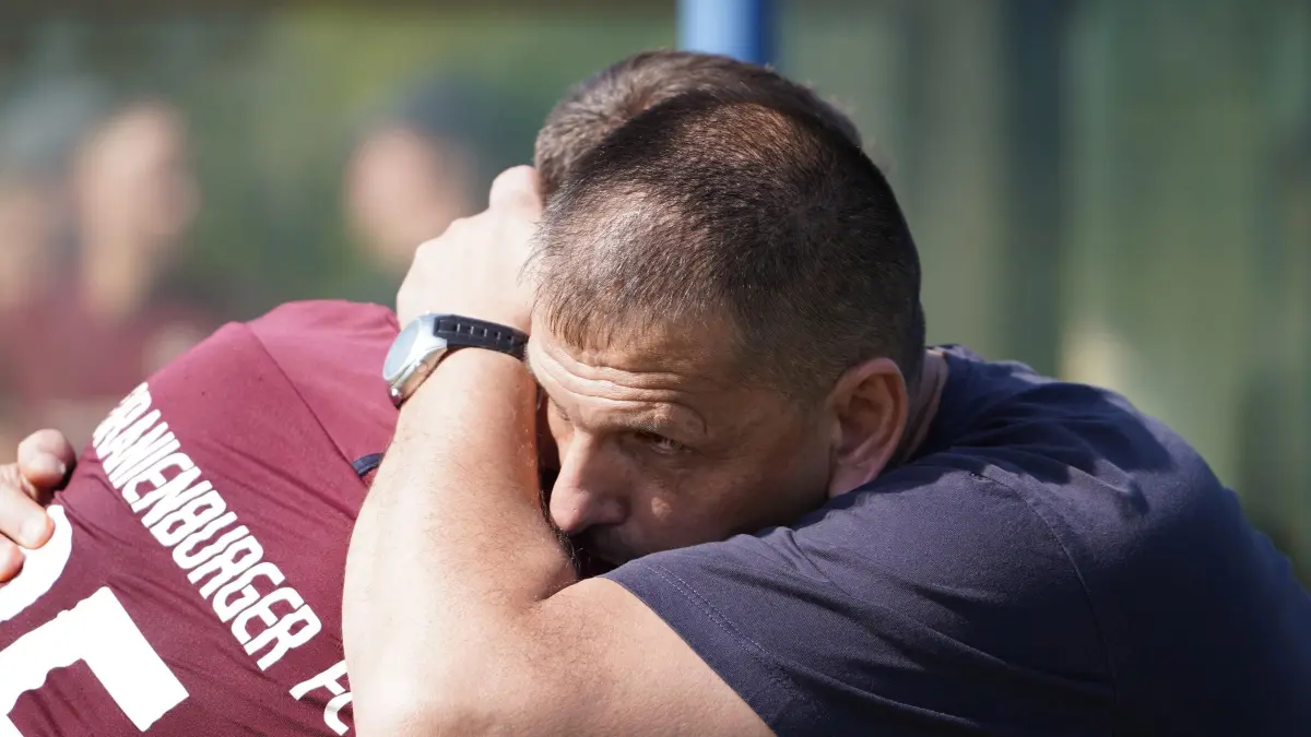 Fussball : Oranienburg ORAFOL - Arena, Fussball Brandenburgliga Punktspiel, Oranienburger FC - Union Klosterfelde, Lukas Bianchini bei Trainer Ernis Djerlik nach dessen Auswechslung
FOTO BENK 14.06.2025