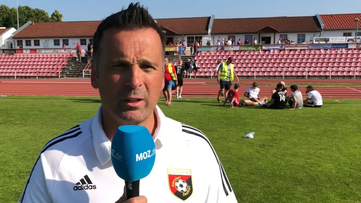 Trainer Thorsten Beck vom SC Eintracht Miesdorf/Zeuthen spricht am MOZ-Mikrofon über das dramatische Unentschieden im Spitzenspiel der Fußball-Landesliga Süd bei Victoria Seelow.