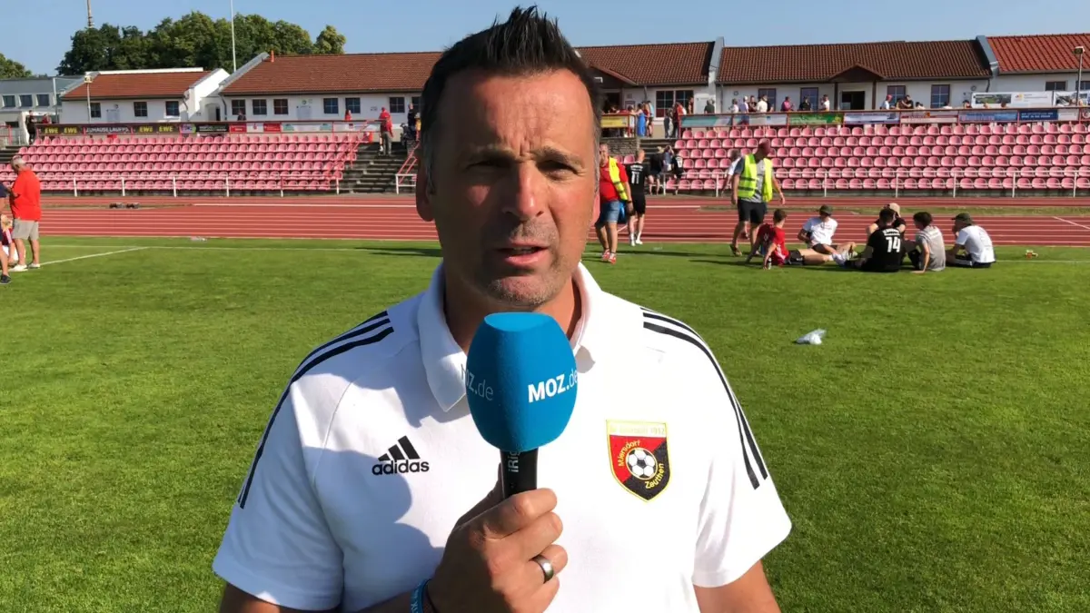 Trainer Thorsten Beck vom SC Eintracht Miesdorf/Zeuthen spricht am MOZ-Mikrofon über das dramatische Unentschieden im Spitzenspiel der Fußball-Landesliga Süd bei Victoria Seelow.