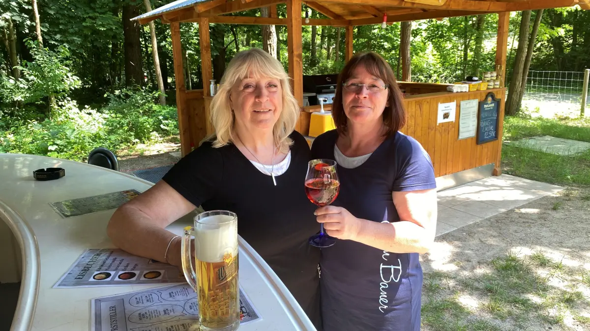 Empfangen ihre Gäste auf dem Naturcampingplatz Großer Treppelsee: Michaela König (links) und Sandra Knabe
