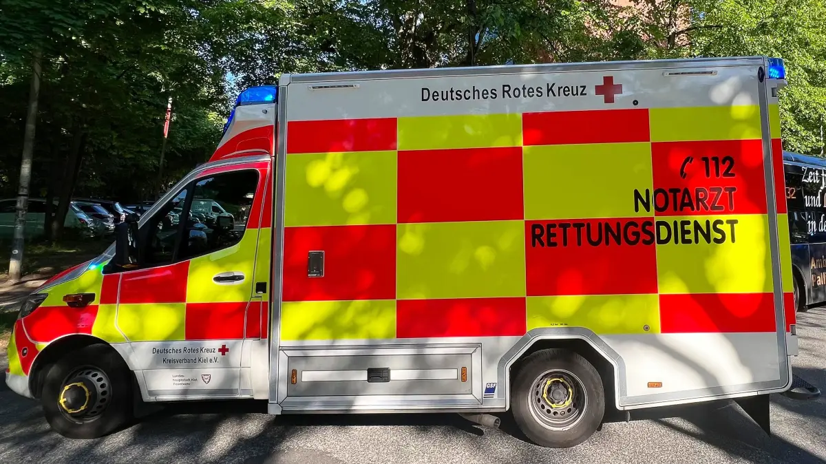 Ein Einsatzfahrzeug des Rettungsdienstes steht neben einem Linienbus an der Unfallstelle. Bei einem Unfall mit dem Linienbus sind am Morgen mehrere Menschen verletzt worden, wie die Polizei mitteilte. +++ dpa-Bildfunk +++