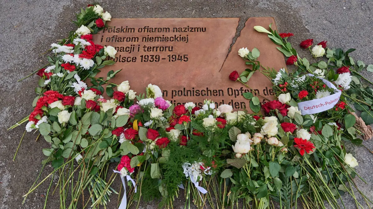 Gedenkort fuer polnische Besatzungsopfer: Im Berliner Regierungsviertel ist am Montag (16.06.2025) ein temporaerer Gedenkort fuer die Opfer der deutschen Besatzung Polens im Zweiten Weltkrieg eingeweiht worden. Das aus einem 30 Tonnen schweren Findling und einem Wildapfelbaum (Foto) bestehende Gedenkzeichen gegenueber der Reichstagswiese befindet sich auf dem Gelaende der ehemaligen Kroll-Oper, in der Adolf Hitler am 1. September 1939 den Ueberfall Deutschlands auf Polen verkuendet hatte. Gewidmet ist das Denkmal in deutscher, polnischer und englischer Sprache "den polnischen Opfern des Nationalsozialismus und den Opfern der deutschen Gewaltherrschaft in Polen 1939-1945". (Siehe epd-Meldung vom 16.06.2025)