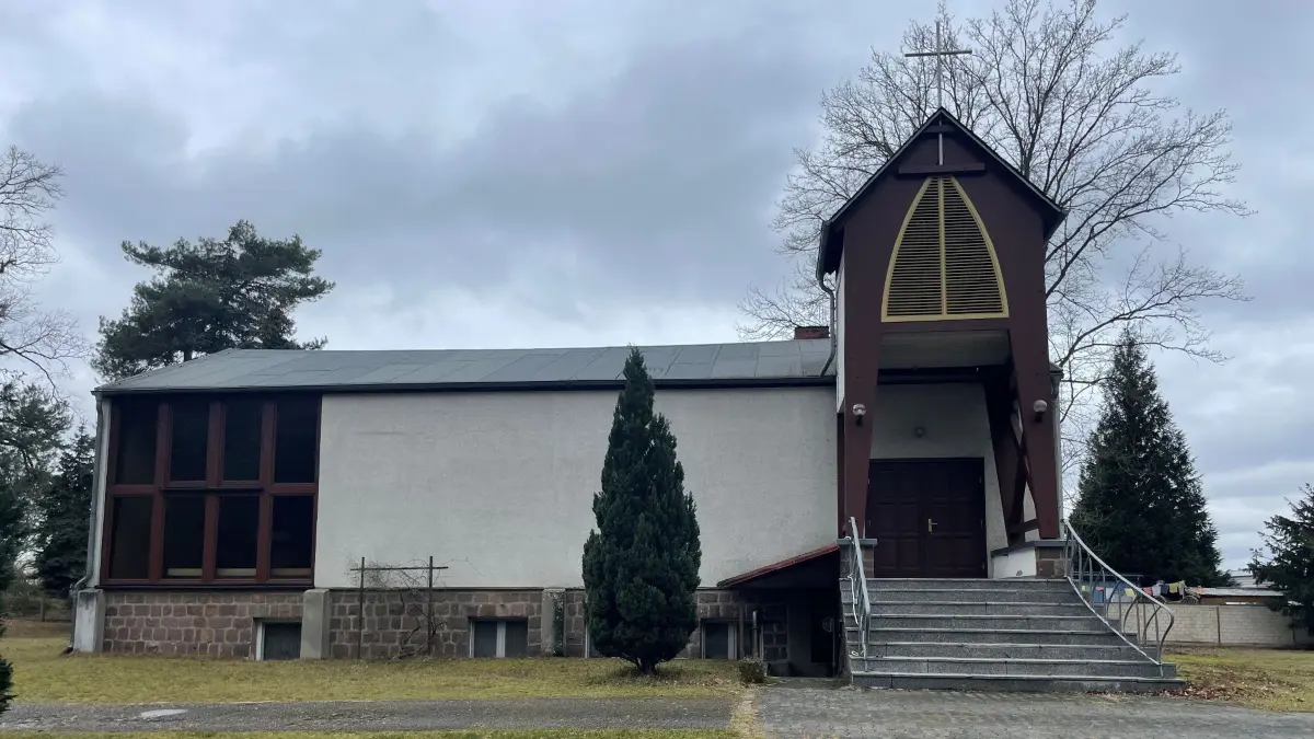 Die ehemalige katholische Kirche im Rathenower Ortsteil Steckelsdorf steht zum Verkauf. Am 27. Juni kann man sie bei der Sommerauktion der Deutsche Grundstücksauktionen AG ersteigern.