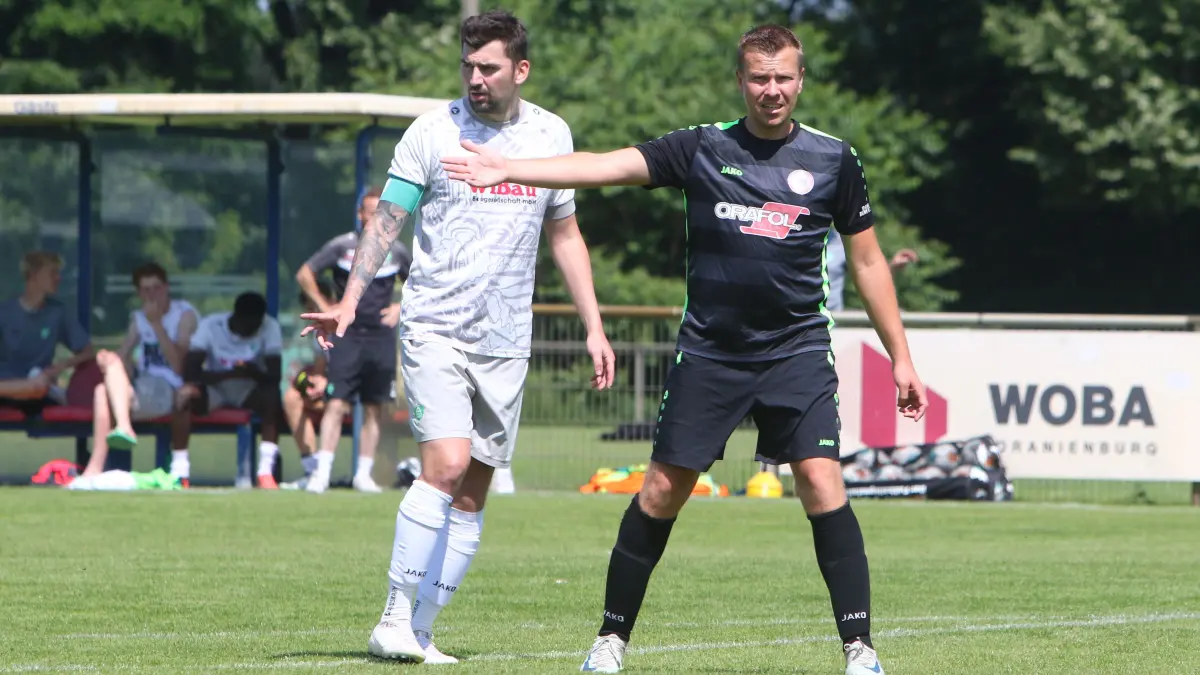 Fußball Landesklasse: Oranienburg II gegen Ahrensfelde II 1:2 mit Torschütze Max Herrmann (in Weiß) mit Jerome Malanowski, Kandidat Sportler der Woche