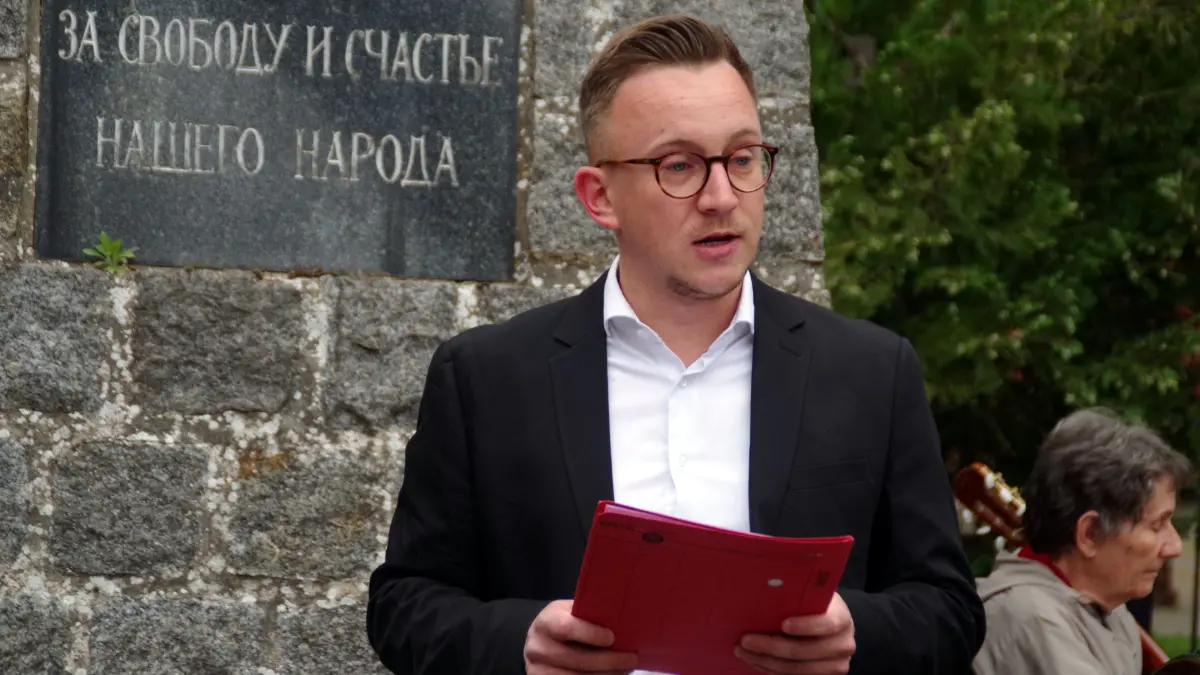 Rheinsberg - Bürgermeisterwahl 2025 - Kandidat der SPD Lukas Schröglmann - hier beim Gedenken am 8. Mai