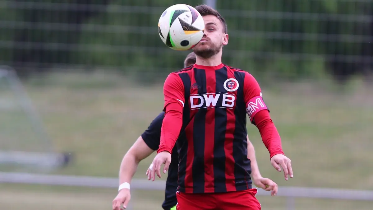 Schwarz-Rot Neustadt mit Tarik Wenzel Landesliga
