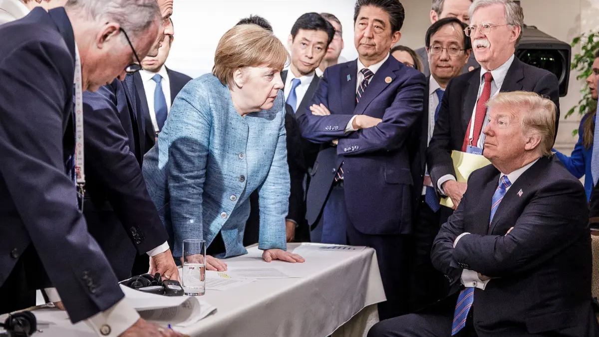 G7-Gipfel in Kanada 2018: ARCHIV - 09.06.2018, Kanada, La Malbaie: HANDOUT - Bundeskanzlerin Angela Merkel (CDU, M) spricht mit US-Präsident Donald Trump (r) während der Beratungen beim G7-Gipfel am Rande der offiziellen Tagesordnung. Emmanuel Macron (2.v.l), Präsident von Frankreich, Shinzo Abe (4.v.r), Ministerpräsident von Japan, und John Bolton, Nationaler Sicherheitsberater der USA, verfolgen das Gespräch. (zu dpa: «G7-Gipfel mit Trump: Das Fiasko von Kanada 2018») Foto: Jesco Denzel/Bundesregierung/dpa +++ dpa-Bildfunk +++