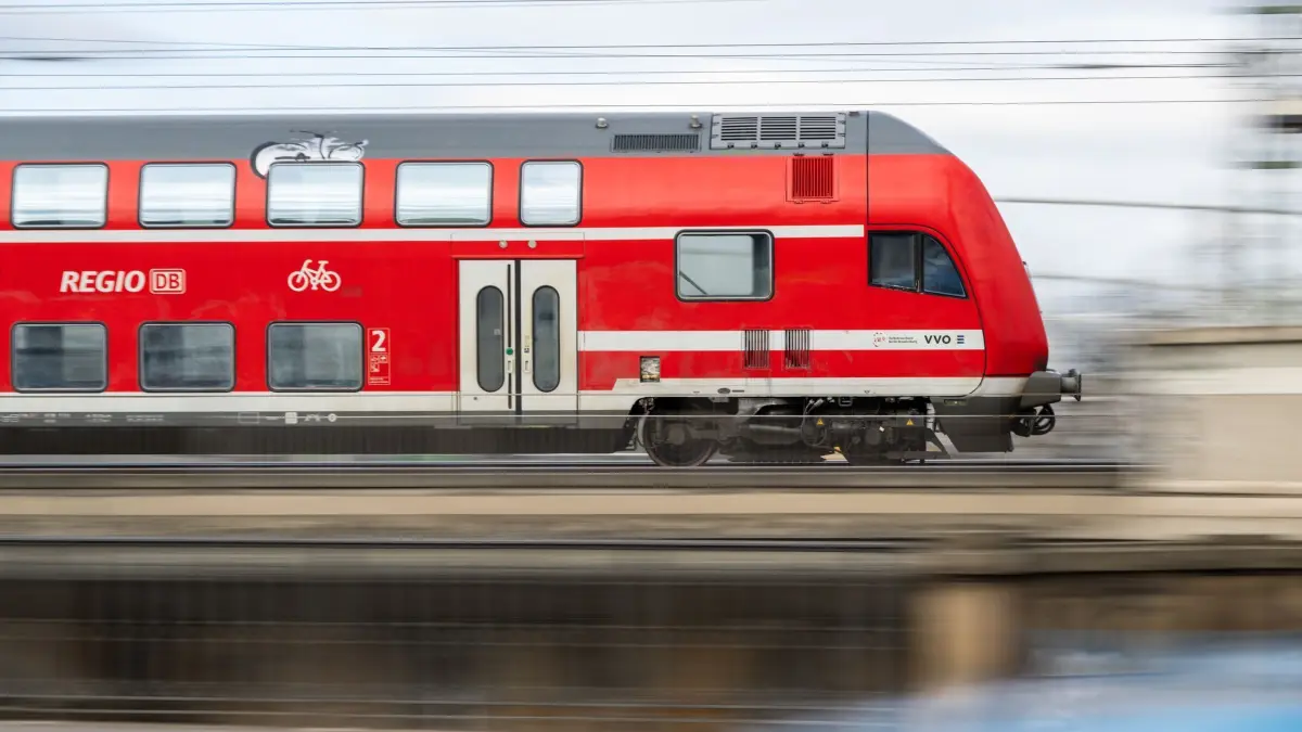 Regionalexpress in Dresden: ARCHIV - 15.01.2024, Sachsen, Dresden: Ein Regionalexpress der DB Regio fährt über die Marienbrücke (Aufnahme mit langer Belichtungszeit). (zu dpa: «Deutschlandticket: Sachsen will mehr Beteiligung vom Bund») Foto: Robert Michael/dpa +++ dpa-Bildfunk +++