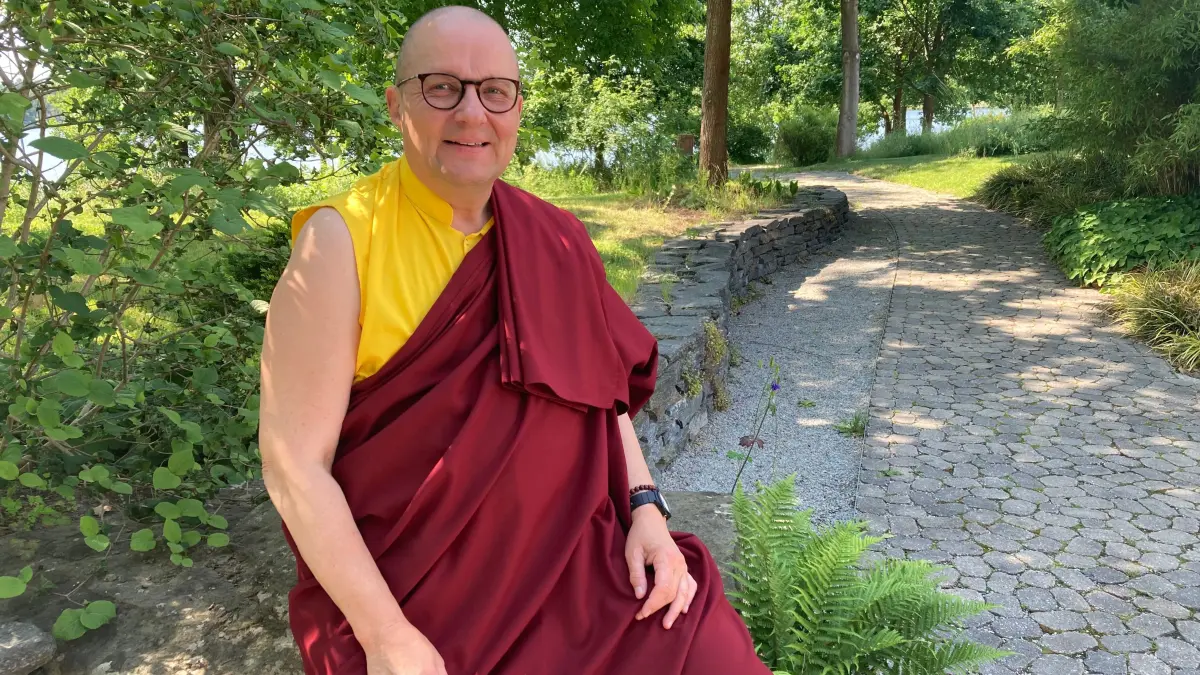 Der buddhistische Mönch Tsondru Tharchin sitzt gern auf einem Stein auf dem weitläufigen Gelände des Sukhavati in Bad Saarow direkt am Scharmützelsee. Hier arbeitet er als Seelsorger, Sterbe- und Trauerbegleiter. Wie empfindet er das Leben im Kurort?
