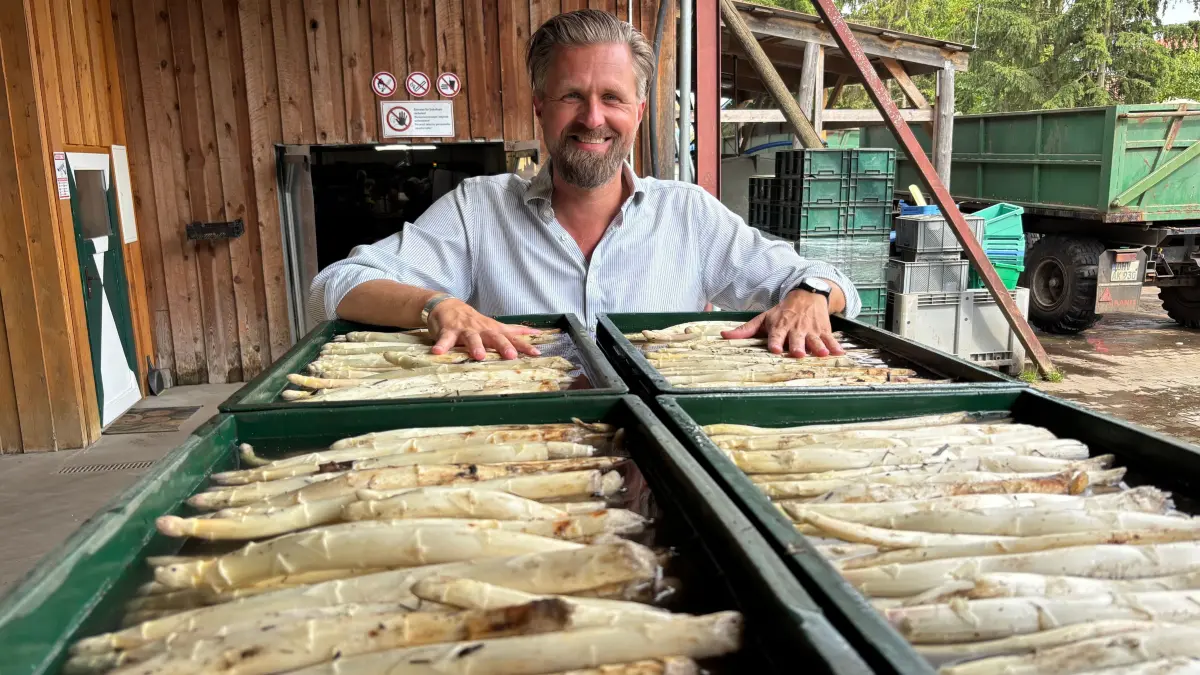 Spargelkönig aus Kremmen: Landwirt Malte Voigts hat erstmals dokumentiert, wie viel Spargel er in einer Saison isst. Das Ergebnis ist erstauchlich.
