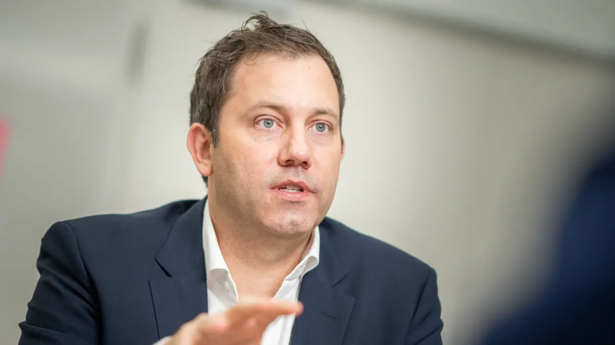 Lars Klingbeil, SPD-Bundesvorsitzender, spricht bei einem dpa-Interview. (zu dpa: «Klingbeil: Derzeit keine Verhandlungen mit Putin denkbar») +++ dpa-Bildfunk +++