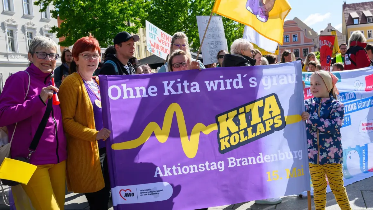 „Kita-Kollaps“ Aktionstag in Brandenburg: ARCHIV - 15.05.2025, Brandenburg, Cottbus: Teilnehmer am Aktionstag «Kita-Kollaps» protestieren auf dem Altmarkt in der südbrandenburgischen Stadt. (zu dpa: «Warnung vor Kita-Sterben in ostdeutschen Bundesländern») Foto: Patrick Pleul/dpa +++ dpa-Bildfunk +++