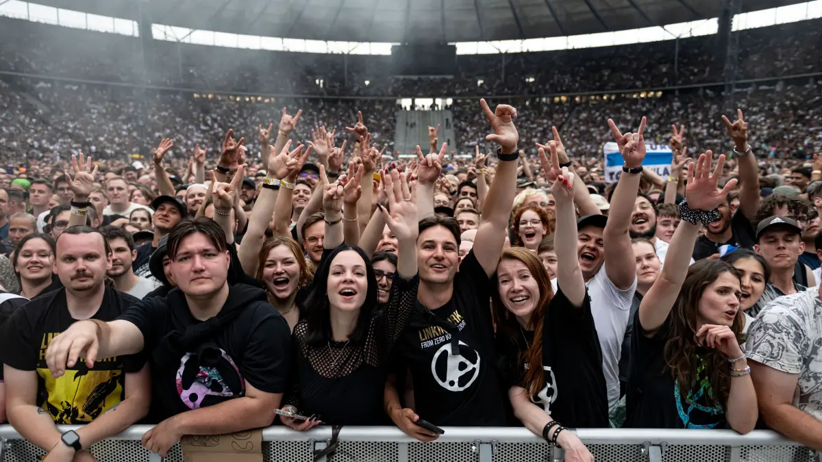 Sie singen, klatschen, tanzen: Fans von Linkin Park im Berliner Olympiastadion