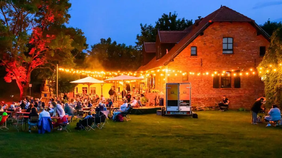 Wenn es im Sommer abends langsam dunkel wird, leuchten die Leinwände in Brandenburg auf: Die Open-Air-Saison für Filmfans startet.