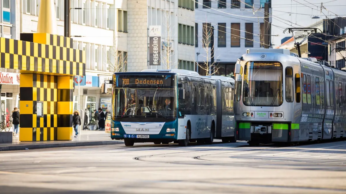 Nahverkehr in Niedersachsen: ARCHIV - 30.11.2019, Niedersachsen, Hannover: Ein Linienbus der Regiobus Hannover GmbH und eine Straßenbahn der Üstra Hannoversche Verkehrsbetriebe sind an der Haltestelle Steintor zu sehen. (zu dpa: «Verbände fordern deutlich mehr Geld für den Nahverkehr») Foto: Moritz Frankenberg/Deutsche Presse-Agentur GmbH/dpa +++ dpa-Bildfunk +++