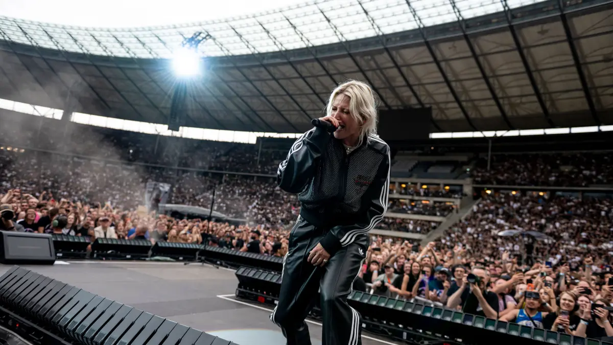 Emily Armstrong bei ihrem Konzert mit Linkin Park im Olympiastadion Berlin.