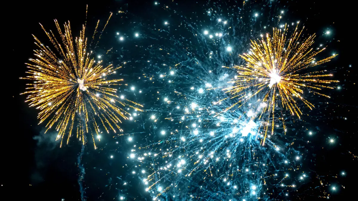 Das Pyrotechnik-Unternehmen Comet Feuerwerk stellt ihre neuesten Produkte für das Silvesterfeuerwerk mit einem Probeschießen vor. Um die Umweltbelastung zu reduzieren, setzt das Unternehmen nun bei einigen Bestandteilen auf biologisch abbaubare Materialien statt Plastik. Produkte der «Silence Line» sollen zudem auf laute Knall-Zerleger verzichten und sind leiser als konventionelles Feuerwerk. +++ dpa-Bildfunk +++