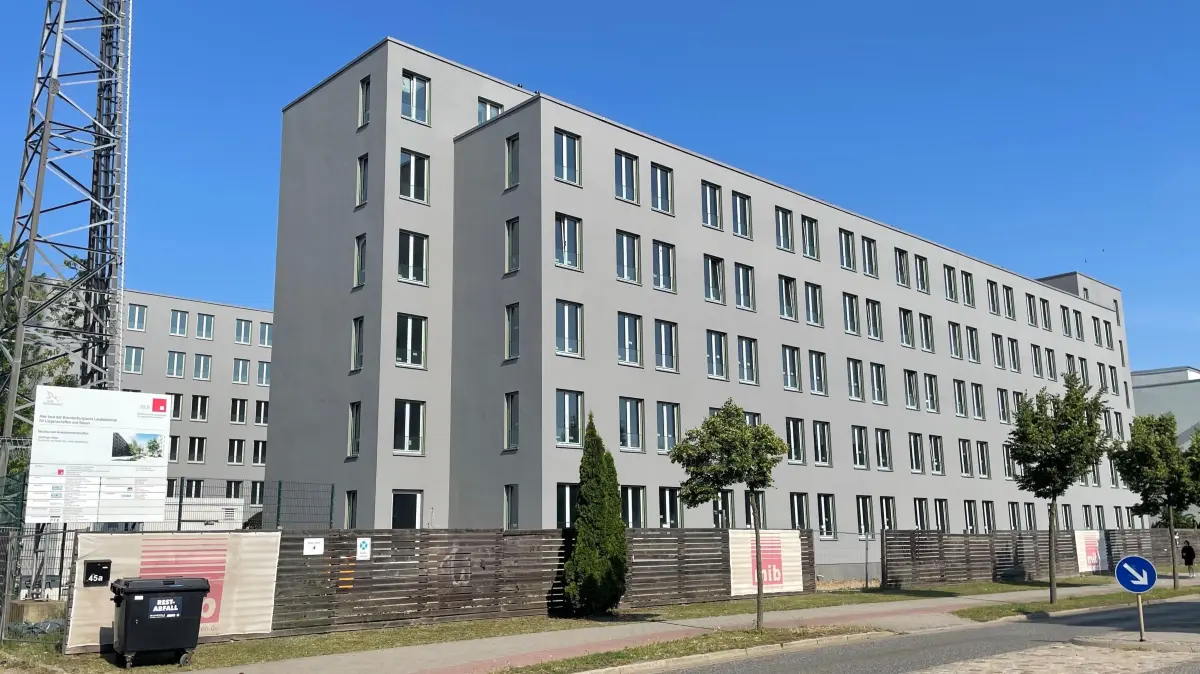 Oranienburg, Berliner Straße, Wohnheim Unterkünfte für Polizeischüler Polizeianwärter Antwärter der Hochschule der Polizei Brandenburg HPol entstehen und sollen im Frühjahr 2026 bezugsfertig sein, Kosten 43 Millionen Euro