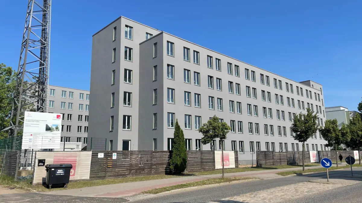 Oranienburg, Berliner Straße, Wohnheim Unterkünfte für Polizeischüler Polizeianwärter Antwärter der Hochschule der Polizei Brandenburg HPol entstehen und sollen im Frühjahr 2026 bezugsfertig sein, Kosten 43 Millionen Euro