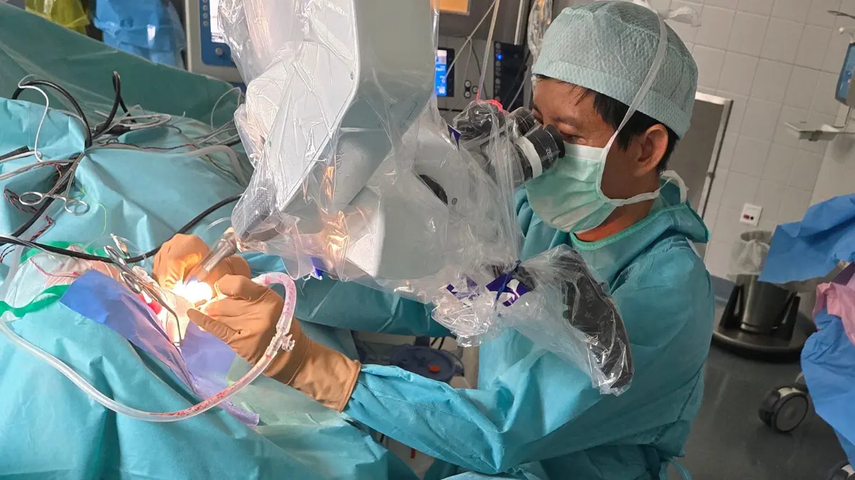 Tauber bekommt Gehör zurück Chefarzt Duong Dinh während der Operation in der Klinik Hennigsdorf Juni 2025