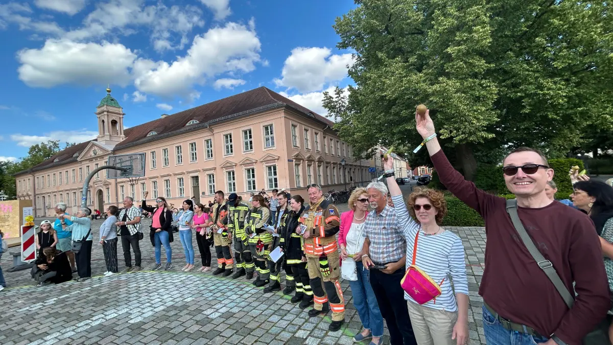 Hunderte Neuruppiner und Gäste formten auf dem Schulplatz zum nunmehr zweiten Mal die größte menschliche Birne der Welt.