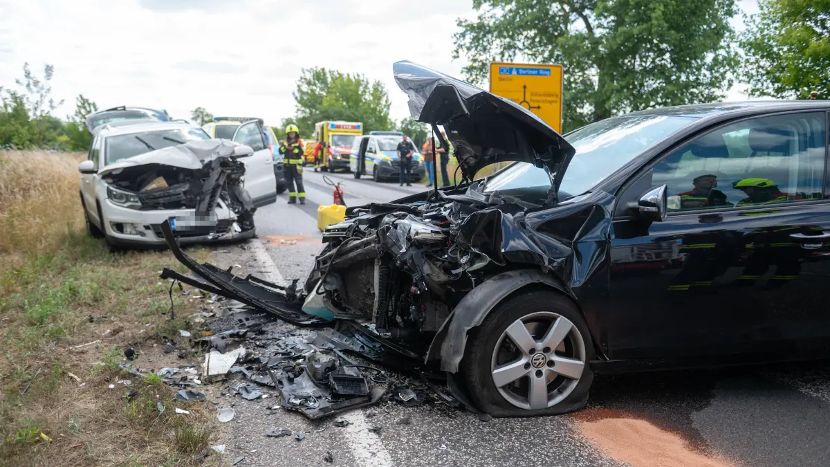 Die Fahrzeuge sind frontal zusammengestoßen.