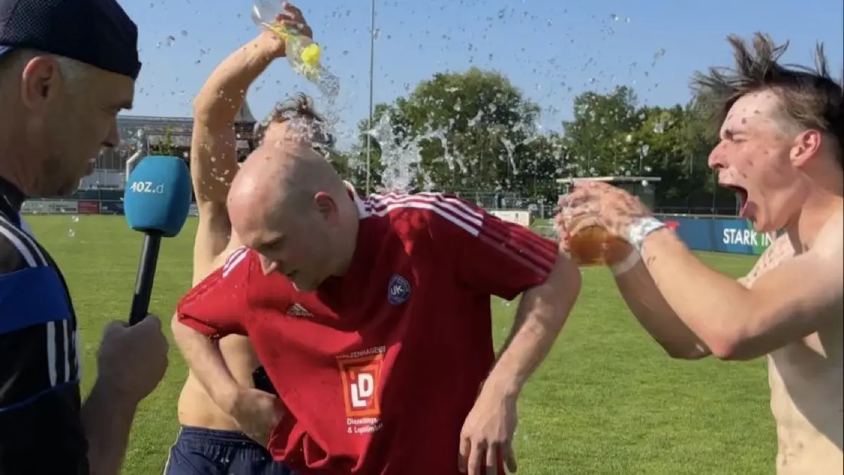 Dusche für den Co-Trainer: Marlin Geiseler legt sein Amt bei der SG Union Klosterfelde nach zwei Jahren nieder. Der brandenburgische Titel ist das Sahnehäubchen.