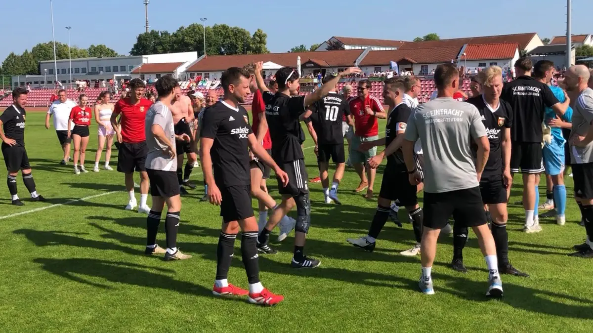 Grenzenloser Jubel beim SC Eintracht Miersdorf/Zeuthen: Der Verein hat nach drei Jahren in der Fußball-Landesliga den Aufstieg in die Brandenburgliga geschafft. Nach dem 2:2 bei Verfolger Victoria Seelow in der Vorwoche (Foto) gab es am letzten Spieltag einen Heimsieg gegen Eintracht Peitz.