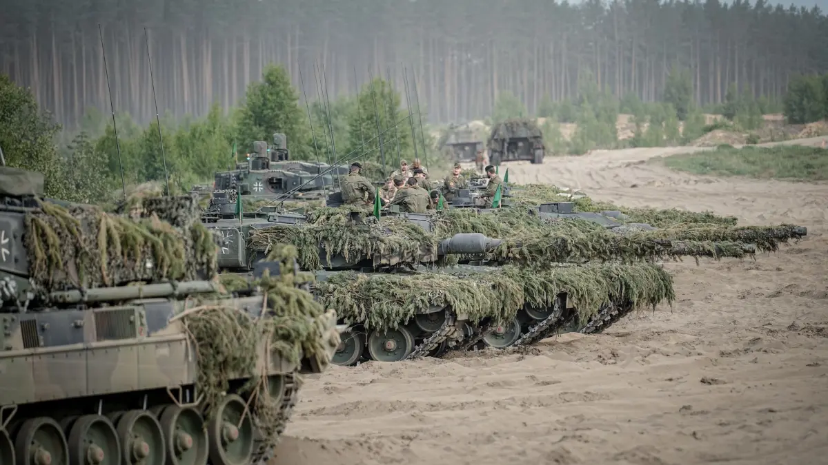 Abschluss Nato-Übung Quadriga 2024: ARCHIV - 29.05.2024, Litauen, Pabrade: Soldaten der Bundeswehr bereiten sich auf dem Leopard 2 Panzer auf den Abschluss der Nato-Übung Quadriga 2024 vor. Die Bundeswehr zeigt auf dem Truppenübungsplatz Paprade Fähigkeiten, die zur Verteidigung der Nato-Ostflanke nötig sind. Quadriga ist der deutsche Beitrag zum Nato-Großmanöver Steadfast Defender. (zu dpa: «Umfrage: Mehr Deutsche für fünf Prozent Militärausgaben als dagegen») Foto: Kay Nietfeld/dpa +++ dpa-Bildfunk +++