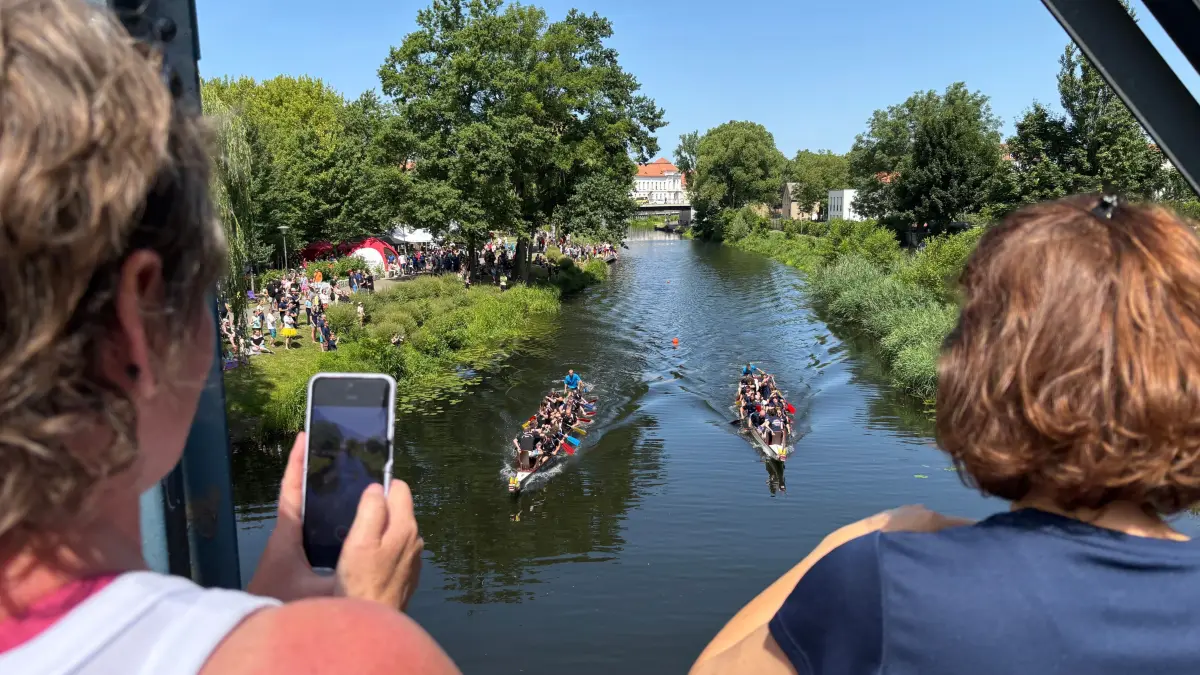 Beste Aussichten: Von der Brücke am Louise-Henriette-Steg verfolgen Zuschauer die spektakulären Rennen auf der Havel. Oft werden die Fahrten auch mit dem Handy dokumentiert. Einige Teams nutzen das Material auch zur Technikanalyse.