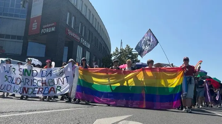 Party-Zug durch die Stadt und Protest – Liveticker zum Nachlesen