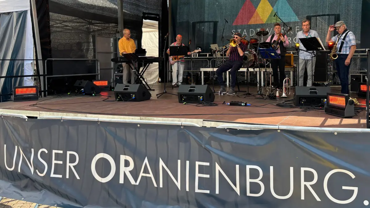 Handgemachte zeitlose Musik zum Auftakt: Die Combo "6 Richtige" eröffnet am Samstag das Bühnenprogramm am Schloss Oranienburg. Abend tritt dann als letzte Band die Gruppe Keimzeit auf.