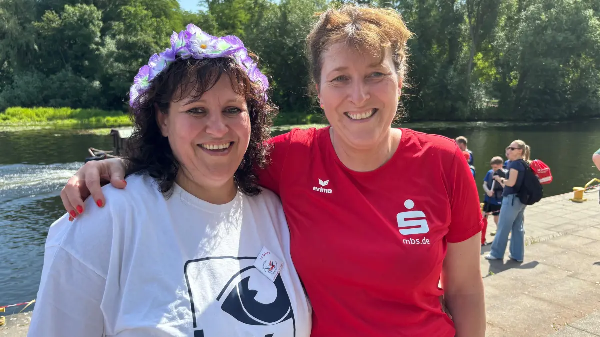 Auf dem Wasser Gegnerinnen, an Land Freundinnen: Melanie Lindner (r.) kämpft an Bord der "S-Klasse" um Ruhm und Ehre, Simone Krentz gehört zur Crew vom Lehnitzer Karnelvalkutter.