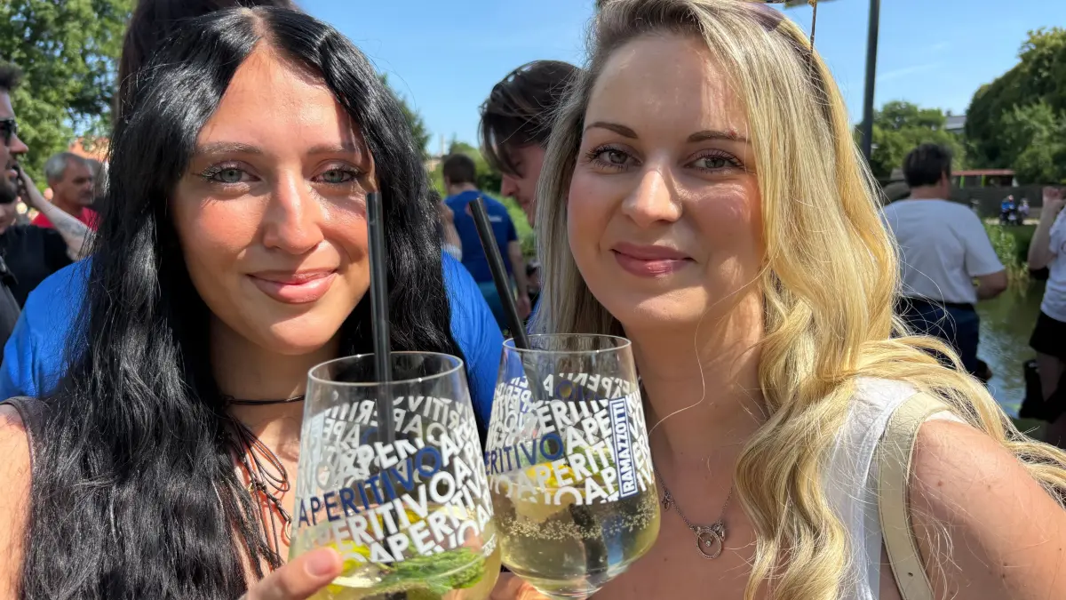 Gehört auch dazu - das klassische Kaltgetränk: Lilly Neizel (24 Jahre) aus Berlin und Samantha Ludwig (33 Jahre) aus Oranienburg sind begeistert von der entspannten Stimmung auf dem Stadtfest.