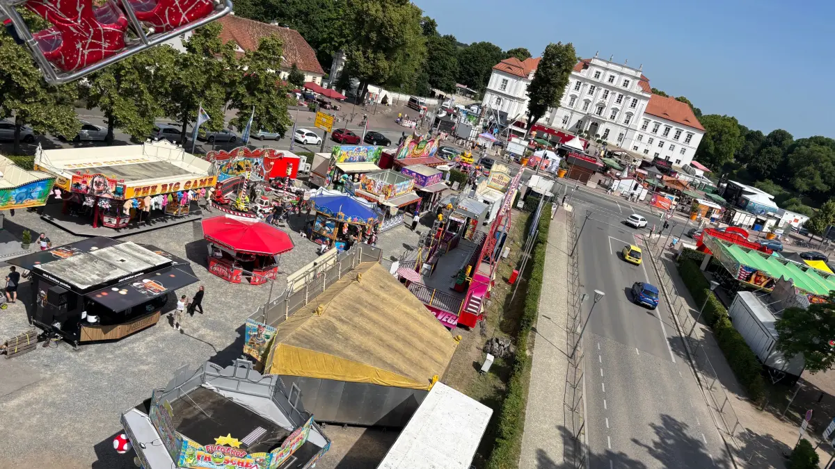 Stadtfest im Überflug: In 40 Metern Höhe dreht sich der Kettenflieger vor dem Schloss. Eine Fahrt dauert gut vier Minuten.
