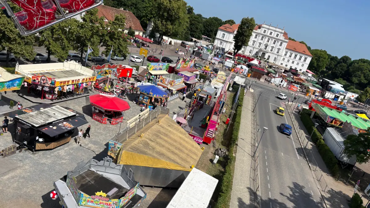 Stadtfest im Überflug: In 40 Metern Höhe dreht sich der Kettenflieger vor dem Schloss. Eine Fahrt dauert gut vier Minuten.
