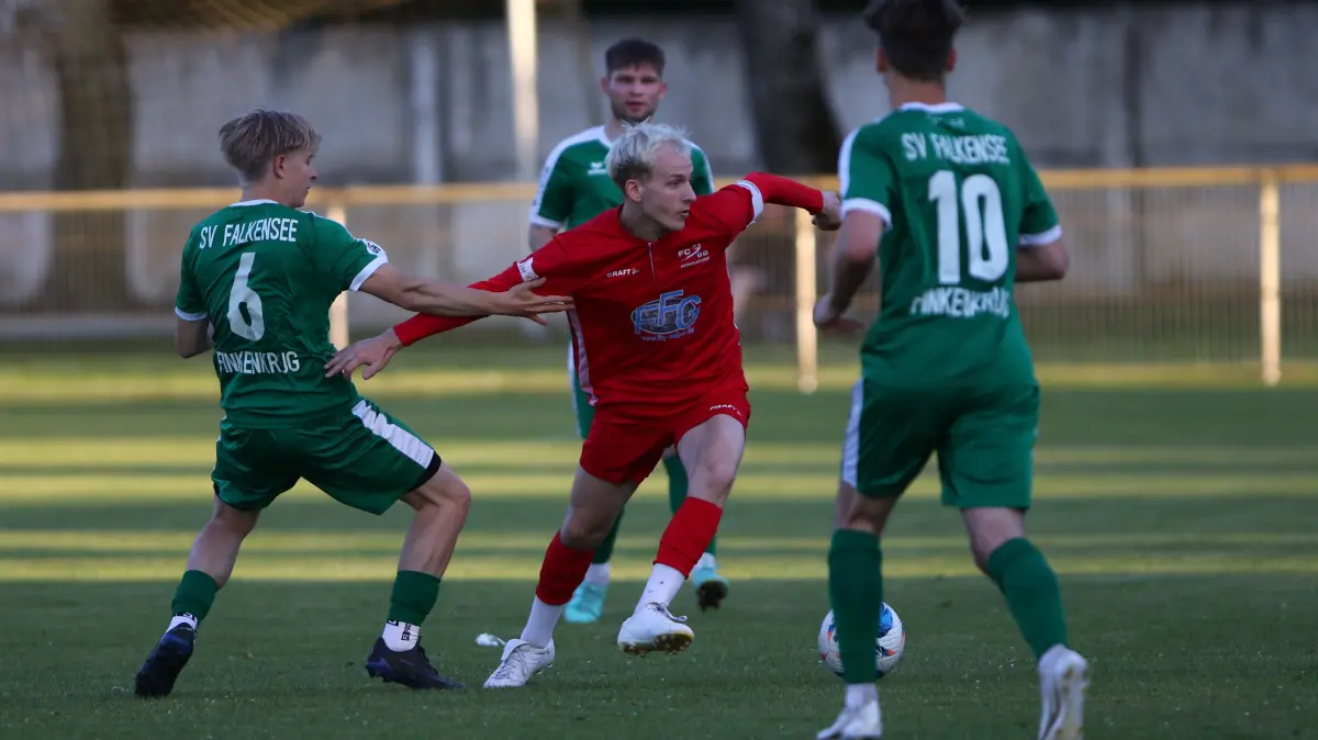 Fußball Landesliga, 30. Spieltag. FC 98 Hennigsdorf gegen SV Falkensee-Finkenkrug 2:4 (1:1), Geburtstagskind Jan Paul Platte (jetzt 27 Jahre) schirmt den Ball gegen Yannic Sykora, Adrian Ostach und Niklas Geisler (von links) ab
