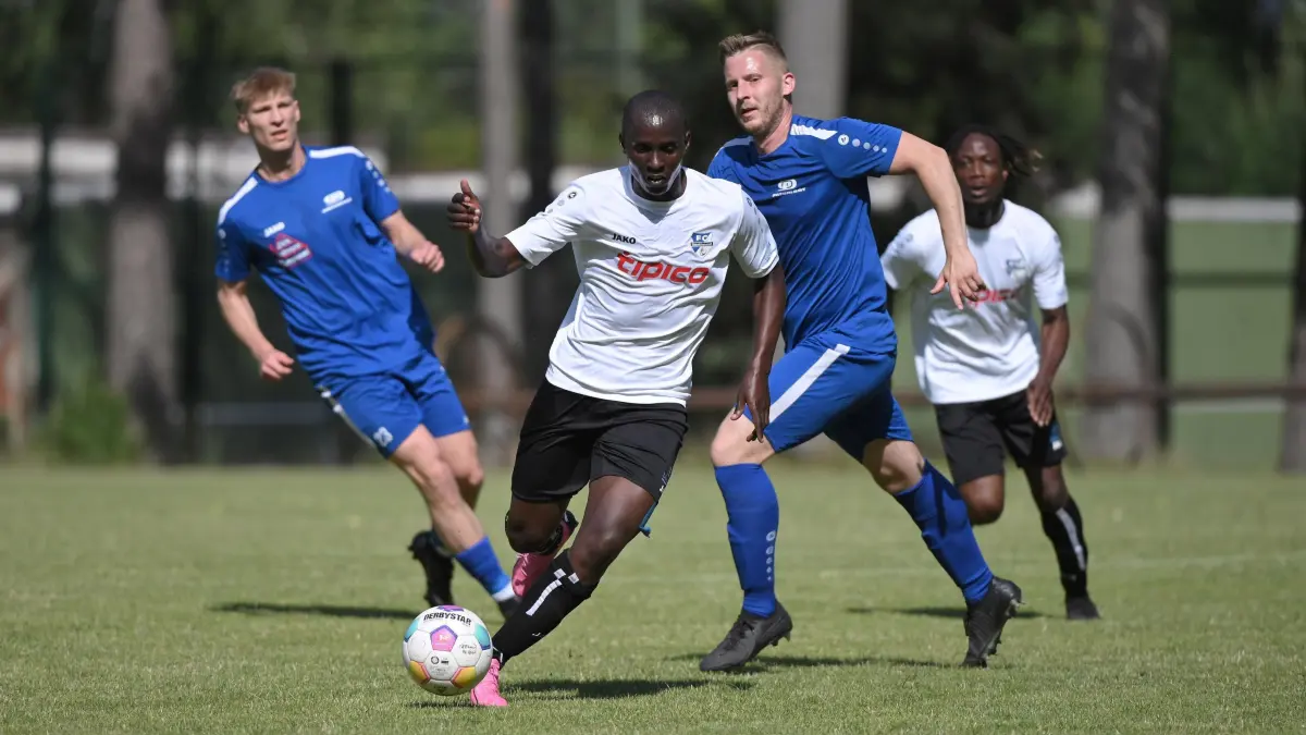 Fussball : Eisenhüttenstadt Fussball Landesliga Süd, FC Eisenhüttenstadt - Pneumant Fürstenwalde, Martin Mangabo Ongori vor Eric Strehl, weiter hinten Tilmann Max Wagenitz und Ademola Tolani Akinrinmade
FOTO BENK 21.06.2025