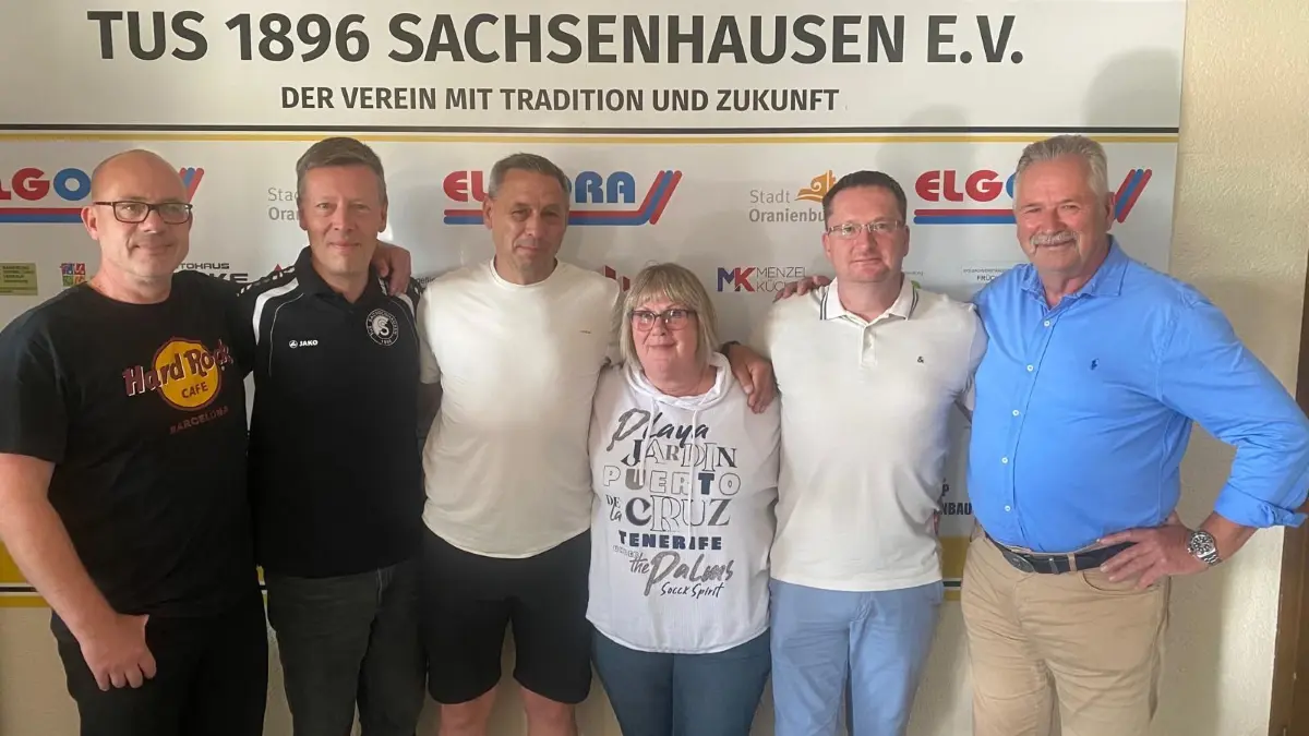 Fußball Brandenburgliga: TuS Sachsenhausen wählte am 12. Juni neuen Vorstand mit Burkhard Wilde (in blauen Hemd), von links: Mike Wedel (Finanzen), Friedemann Humburg (Stellvertreter), André Beutler (Abteilungsleiter Fußball), Simone Lehmann (Gymnastik), Dennis Wienholtz (Fußball)