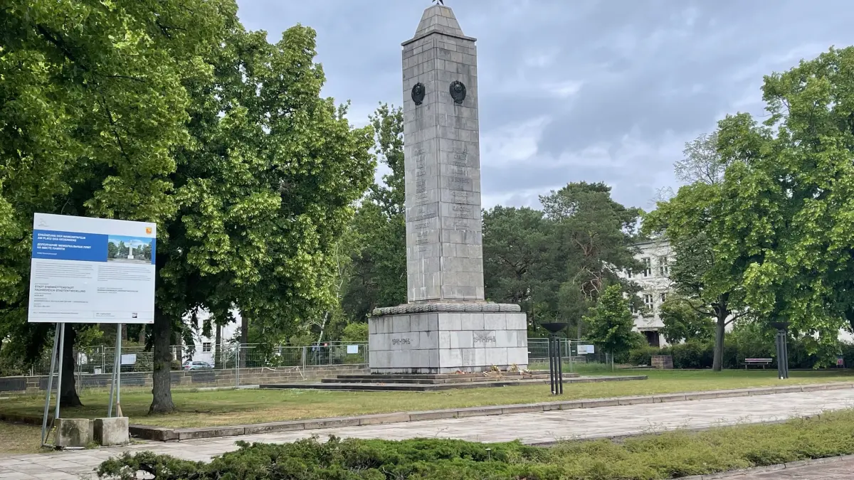 Hinter dem Obelisken auf dem Platz des Gedenkens in Eisenhüttenstadt werden 22 Granitplatten aufgestellt. Dabei spielt China eine wichtige Rolle.