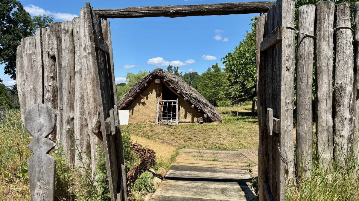 Der Eingang zum Freiluftmuseum "Stary lud" in Dissen (Spreewald). Bei der Spreenaturierung sind zwischen Fehrow und Schmogrow Überreste slawischer Siedlungen gefunden worden. So sahen die Dörfer vor mehr als 1000 Jahren aus.