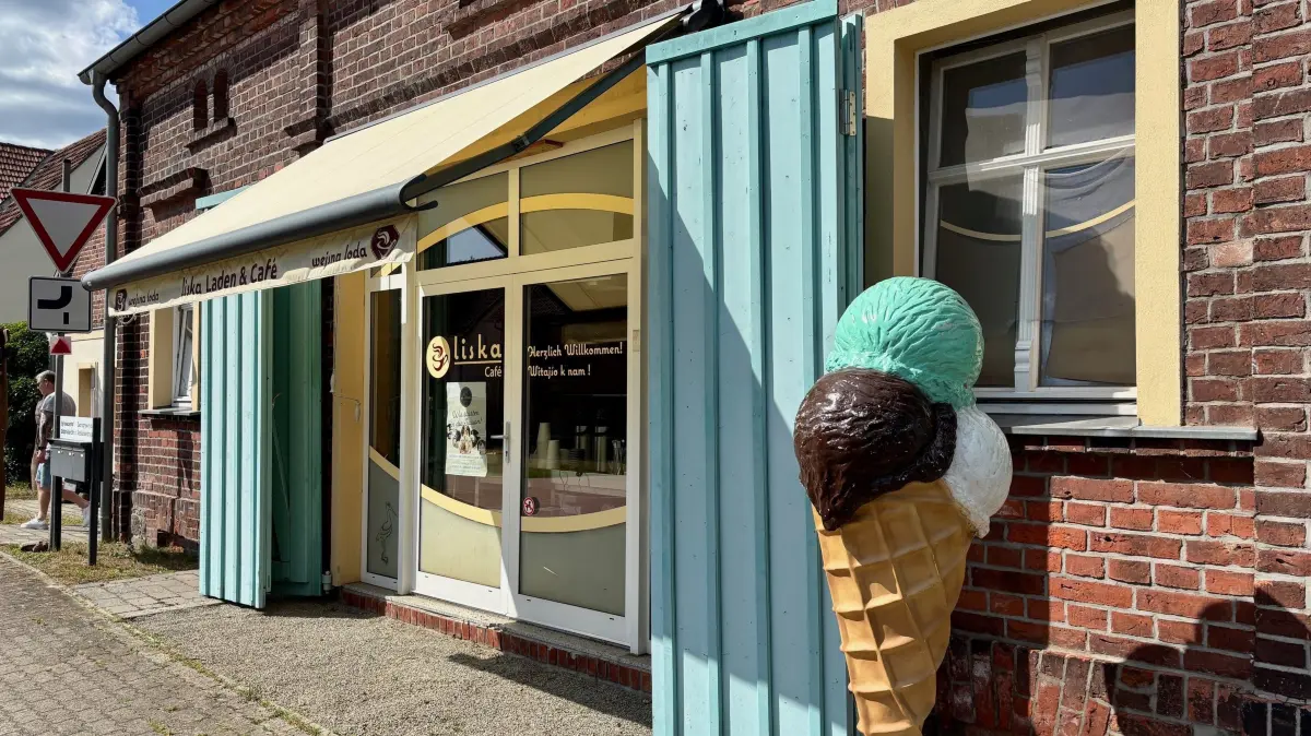 Das Eiscafé Liska in Dissen (Spree-Neiße) ist dienstags bis sonntags geöffnet und ein Treffpunkt auch für die Dissener. Einmal pro Woche Eisessen gehört zur Pflicht, wie der ehemalige Bürgermeister Fred Kaiser erzählt.