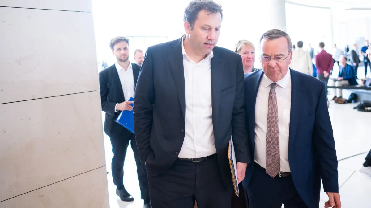 Klingbeil und Pistorius: ARCHIV - 13.05.2025, Berlin: Lars Klingbeil (SPD, l), Vorsitzender der SPD und Bundesminister der Finanzen, und Boris Pistorius (SPD), Bundesminister der Verteidigung, kommen zu der Fraktionssitzung . (zu dpa: «Klingbeil plant 2029 mit 3,5 Prozent Verteidigungsausgaben») Foto: Sebastian Gollnow/dpa +++ dpa-Bildfunk +++