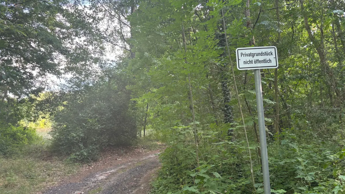 Sorgt für Ärger: Ein beliebter Wanderweg in Eisenhüttenstadt wurde gesperrt, obwohl er jahrzehntelang öffentlich genutzt wurde. er führt über Privatgrundstücke. Gibt es eine Lösung?