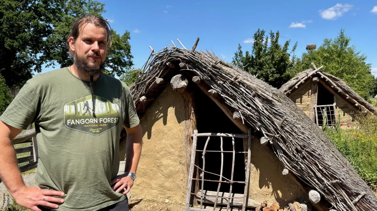 Erik Panknin steht vor dem Nachbau einer Hütte. So haben die Slawen vor mehr als 1000 Jahren gelebt. Im Freiluftmuseum "Stary Lud" in Dissen (Spree-Neiße) können sich die Besucher auf eine Zeitreise begeben.