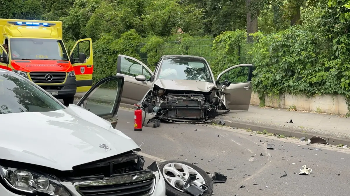 Bei dem Frontalzusammenstoß auf der B167 in Neuruppin sind drei Personen verletzt worden. Die beiden Fahrzeuge waren nicht mehr fahrbereit.
