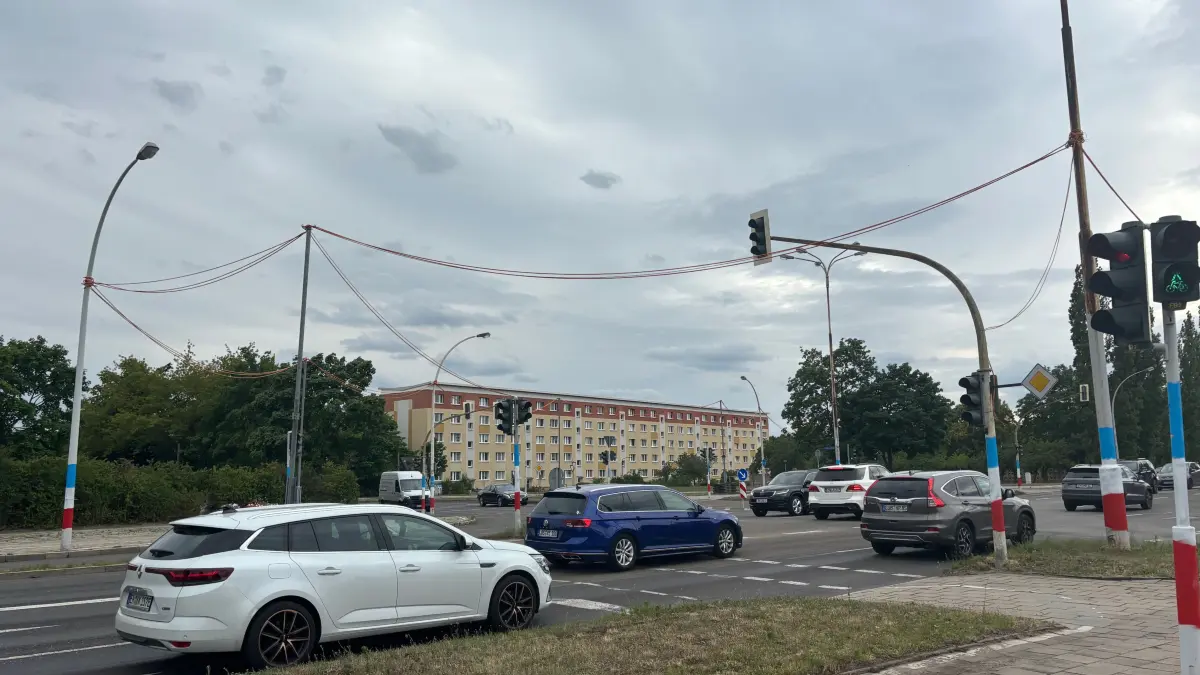Kabelsalat an der Kreuzung: Nur durch ein Provisorium funktioniert noch die Ampel an der Kreuzung Straße der Republik(Cottbuser Straße. Soll das so bleiben?