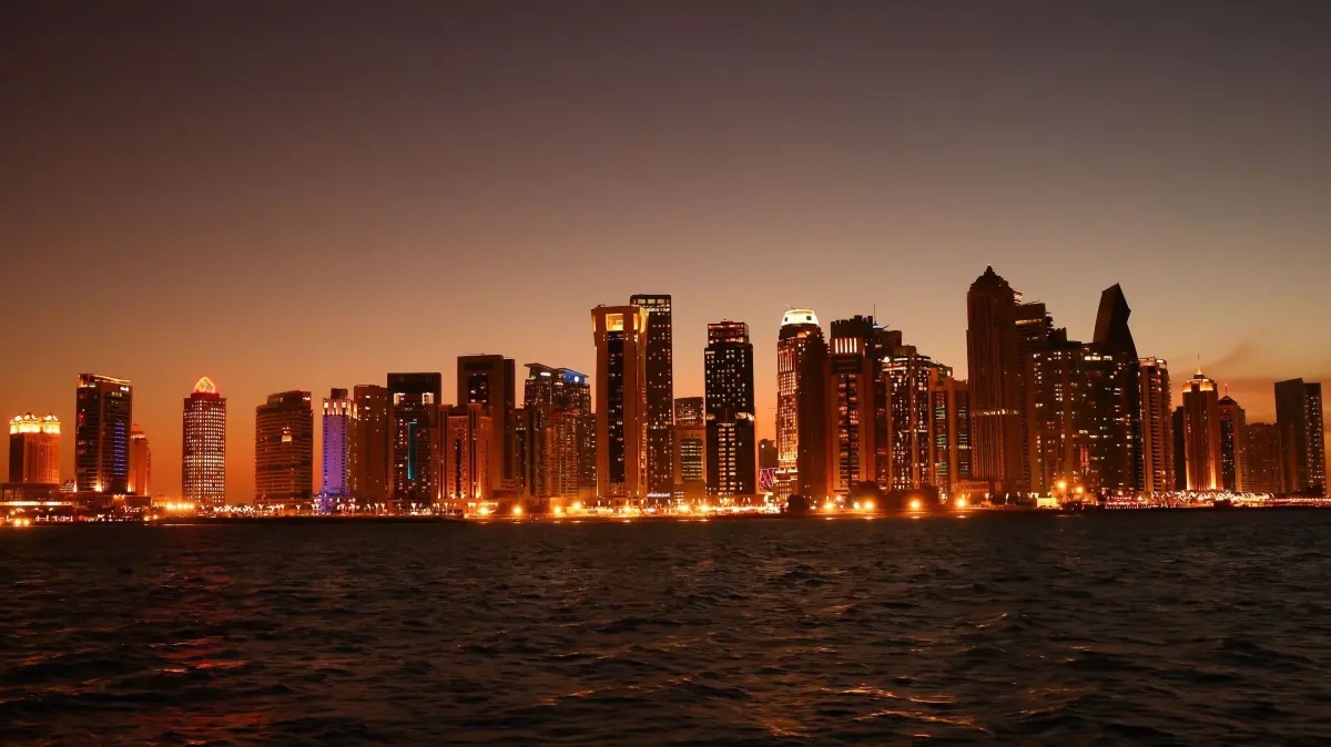 Fußball, WM 2022 in Katar, Land und Leute, die Skyline von West Bay Doha ist im Sonnenuntergang von einem Ausflugsschiff zu sehen. +++ dpa-Bildfunk +++