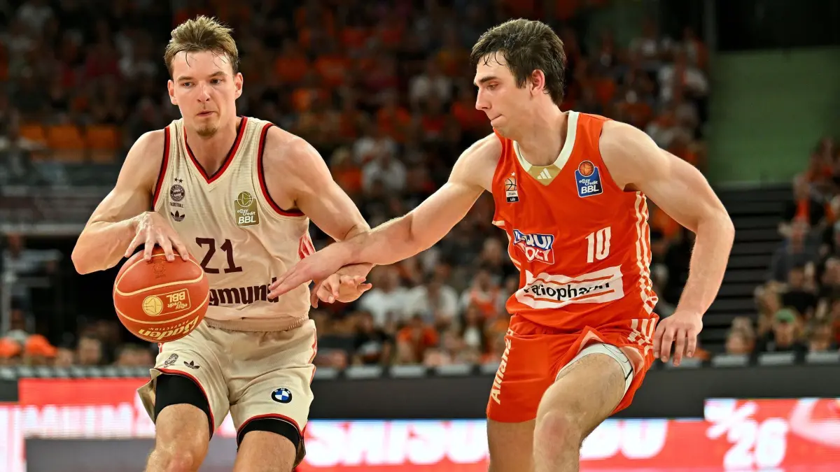 ratiopharm Ulm - FC Bayern München: 24.06.2025, Bayern, Neu-Ulm: Basketball: Bundesliga, ratiopharm Ulm - FC Bayern München, Meisterschaftsrunde, Finale, 4. Spieltag, ratiopharm arena. Münchens Justus Hollatz (l) im Duell mit Ulms Justinian Jessup. Foto: Jan-Philipp Strobel/dpa +++ dpa-Bildfunk +++