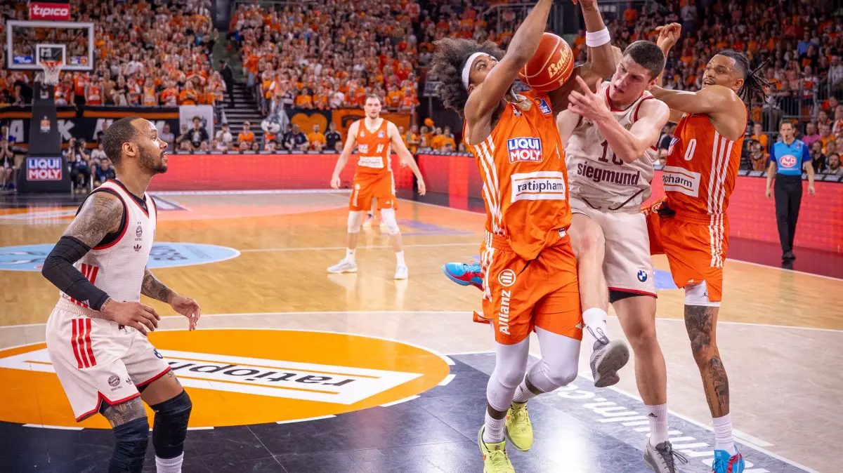 Basketball-Playoffs: Matchball für Ratiopharm Ulm (orange) gegen Bayern München (beige)